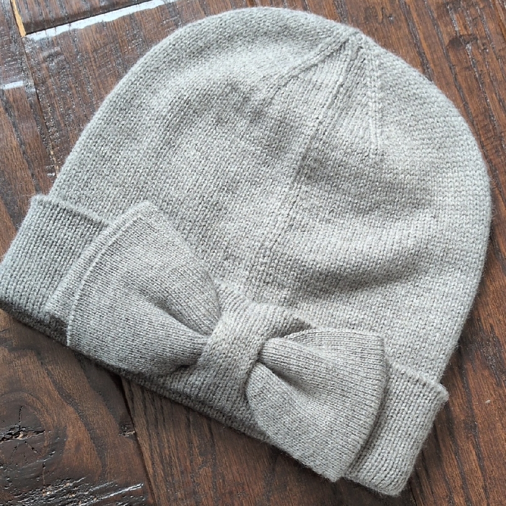 KATE SPADE I Heather Grey Half Bow Knit Beanie Hat